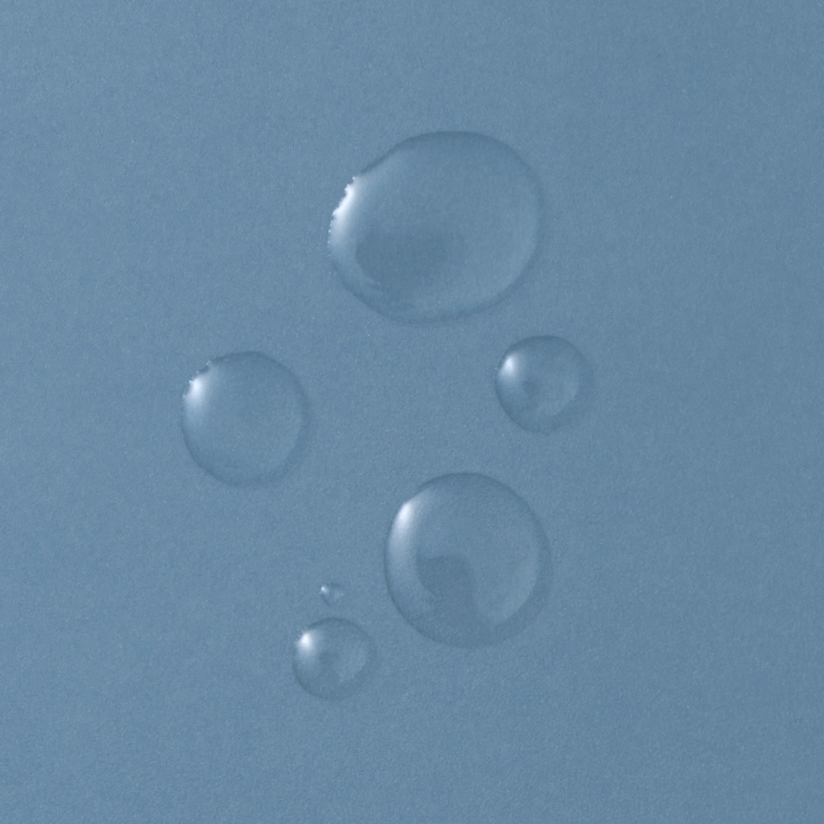 Konsistenz Probe: auf eine glatte, blaue Oberfläche wurden mehrere Tropfen der flüssig-klaren Priming Solution gegeben.