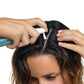 Junge Frau mit dunklem vollen Haaransatz trägt das ageLOC Nutriol Serum auf die Kopfhaut am Ansatz auf.