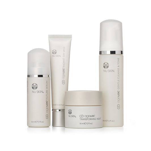 Produktfotografie. Alle Produkte des NuSkin ageLOC Transformation Anti-Aging Hautpflegesystems. Das System beinhaltet: ageLOC Gentle Cleanse & Tone (Dosierspender, je 60ml), ageLOC Future Serum (Dosierspender, je 30ml), ageLOC Radiant Day SPF 22 (Tube, je 25ml), ageLOC Transforming Night (Dose mit Schraubverschluss, je 30ml).