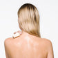 Junge Frau mit blonden feuchten Haaren steht mit dem nackten Rücken zum Betrachter gewandt. Sie wäscht sich den Nacken mit Nu Skin Body Bar.