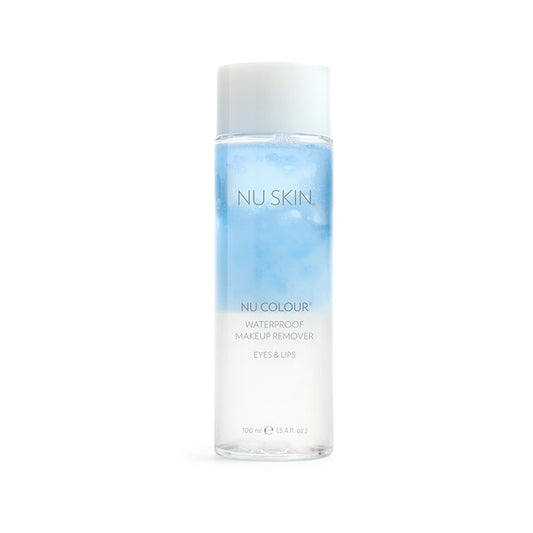 Produktfotografie. Front: Nu Colour Waterproof Makeup Remover von Nu Skin Flasche für Augen und Lippen (100ml). Enthaltende Flüssigkeit besteht aus zwei Phasen: unten klar und oben blau.