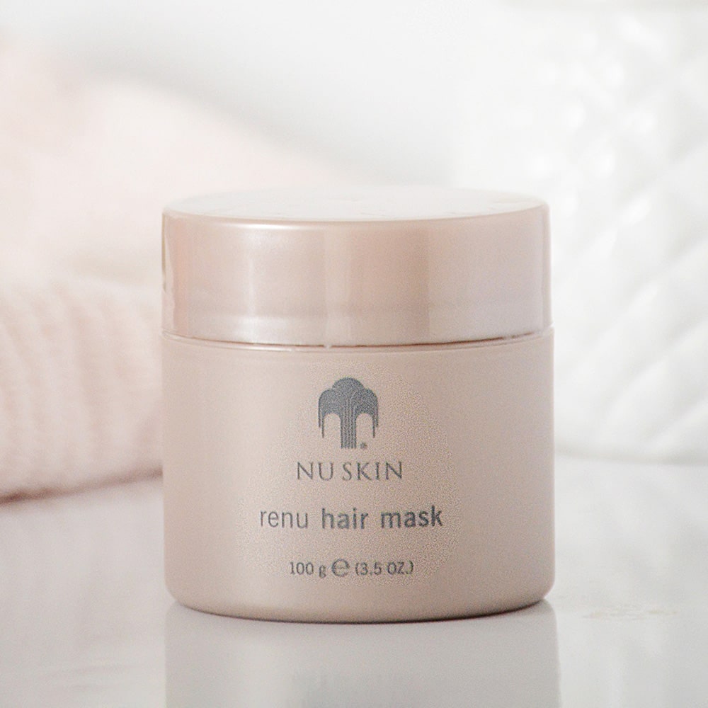 ReNu Hair Mask steht in sanitärer Umgebung geschlossen auf spiegelnder weißer Oberfläche.
