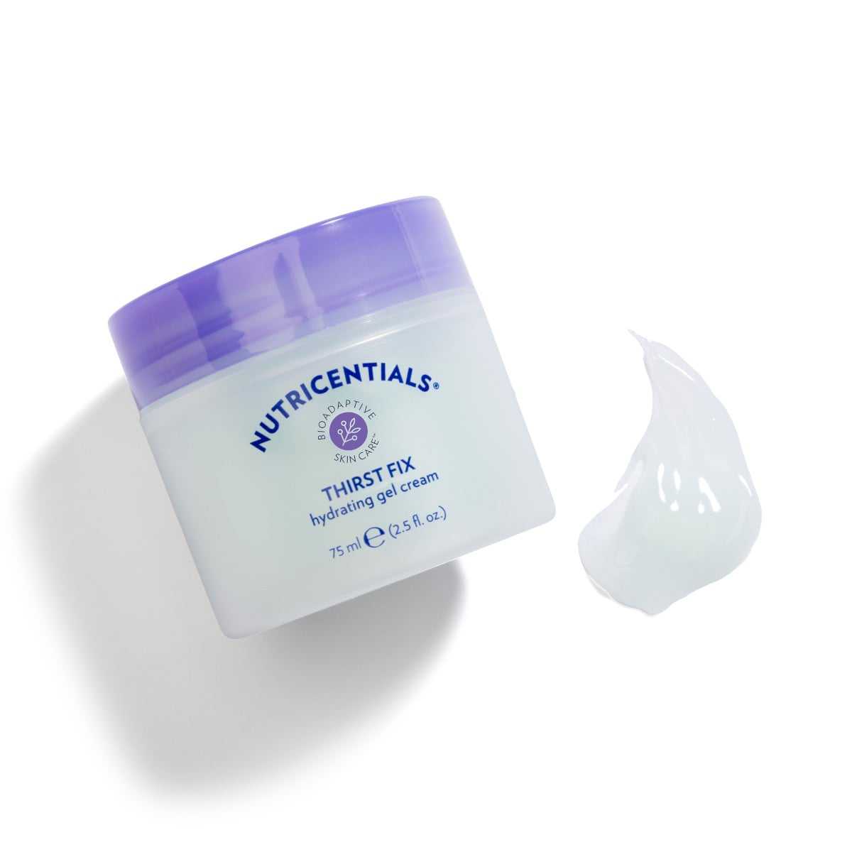 Thirst Fix Hydrating Gel Cream Dose (75ml) liegt geschlossen auf glatter weißer Oberfläche. Daneben wurde eine Probe der weißen liquiden Creme aufgetragen.