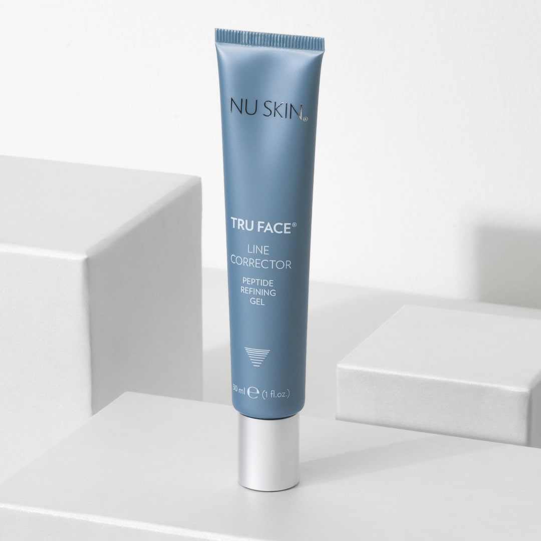 Tru Face Line Corrector, silber-blaue Tube von Nu Skin (10ml) steht auf weißer Box in sanitärer Umgebung.